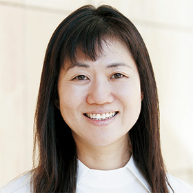 「ストーリーのあるまち 香美町」のエッセイ執筆者、角田光代さんの写真