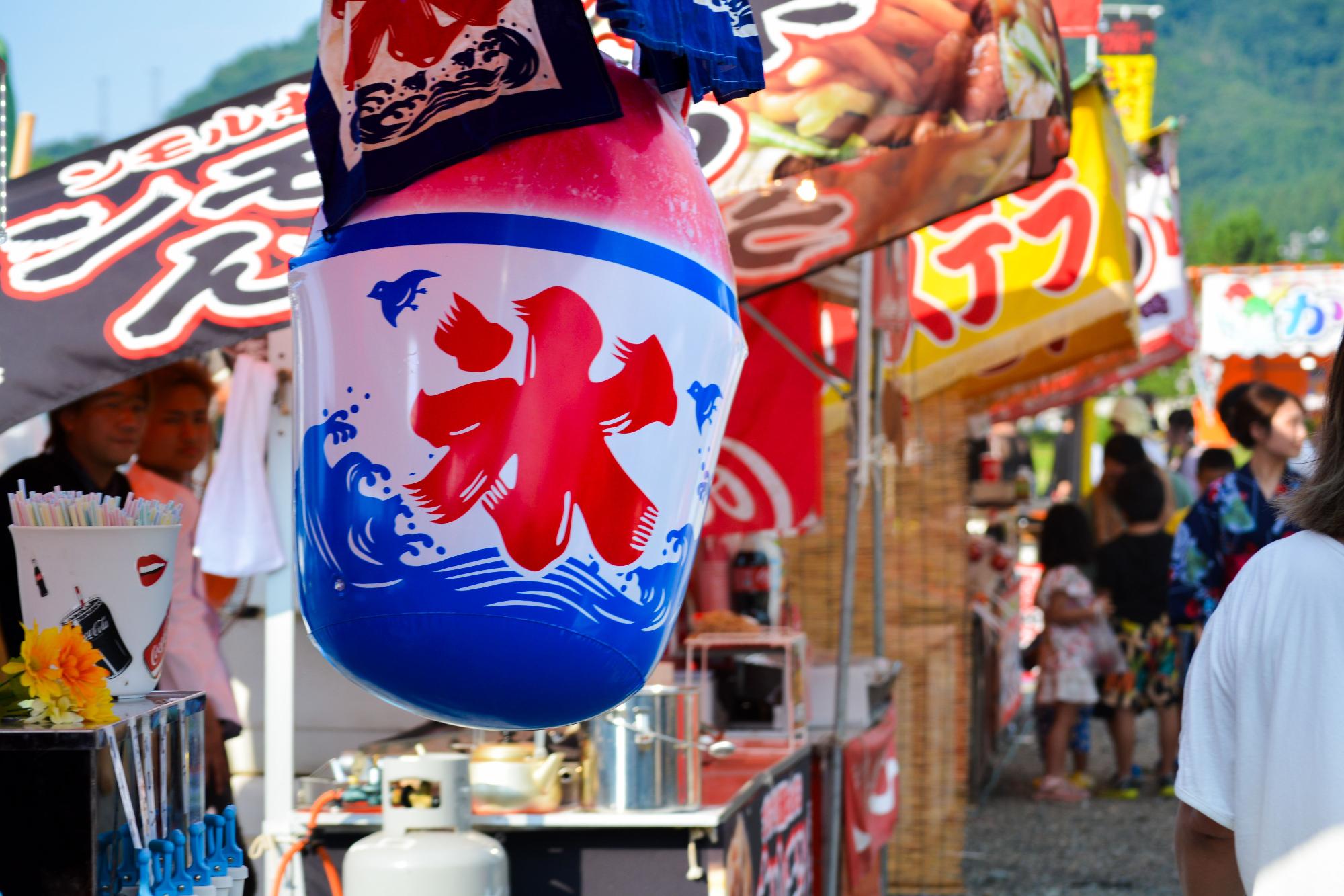 イチゴ味のかき氷の形をしたバルーンの写真