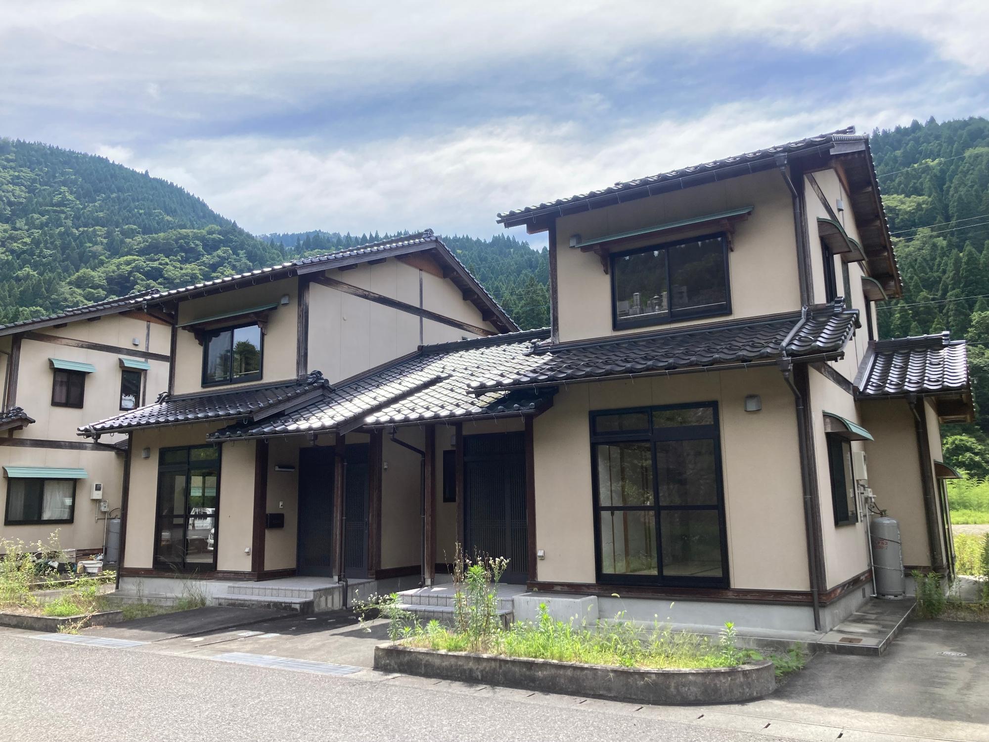 2階建ての戸建住宅が2件連なっている入江住宅3号4号外観写真