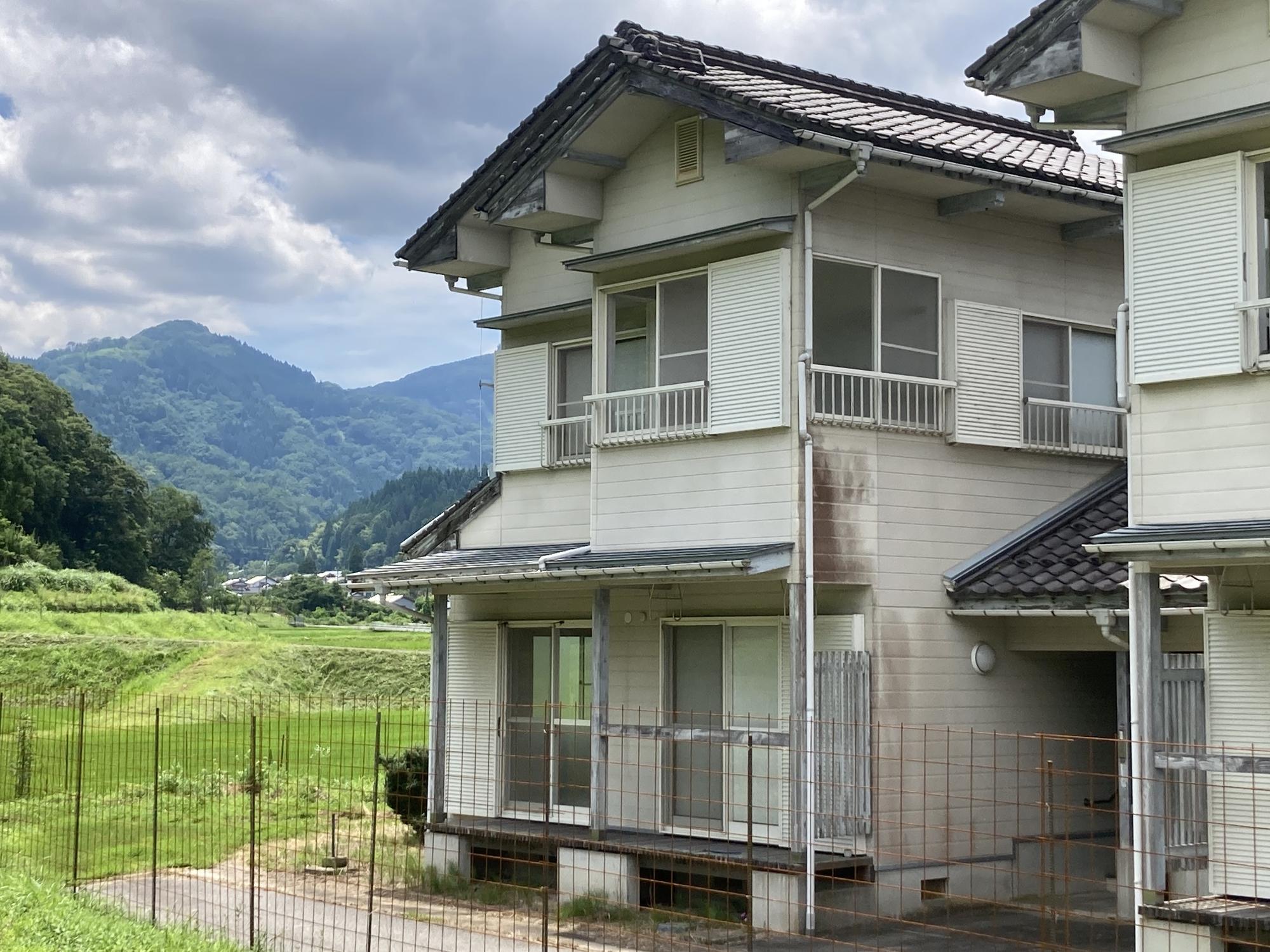 2階建ての戸建住宅が2件連なっている水間住宅12号外観写真