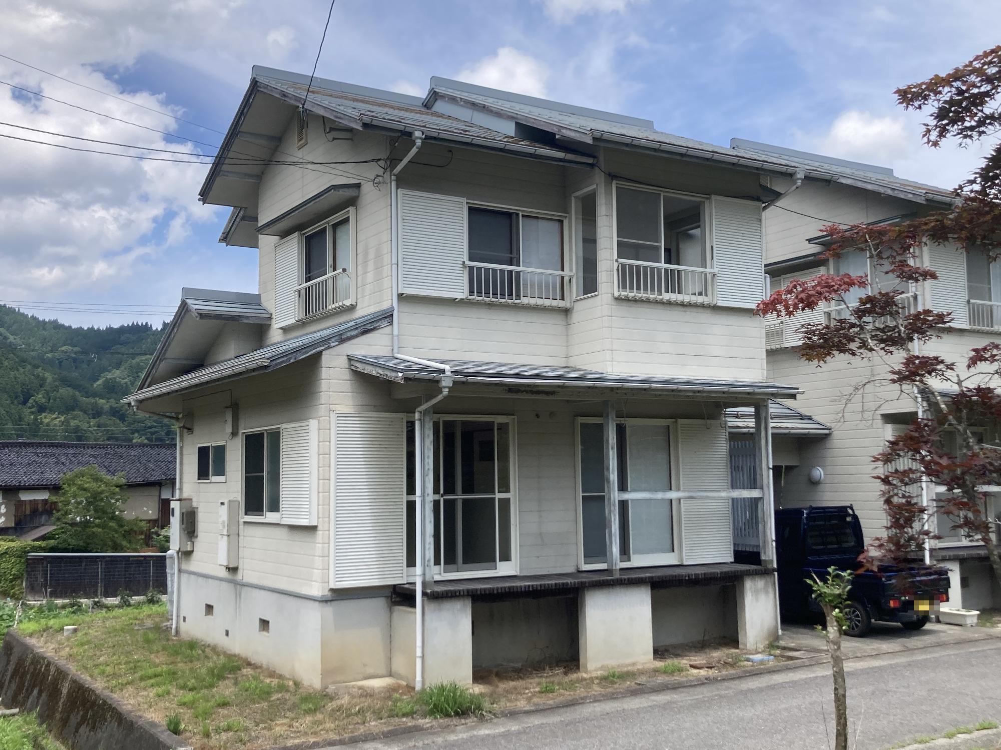 2階建ての戸建住宅が2件連なっている水間住宅13号外観写真