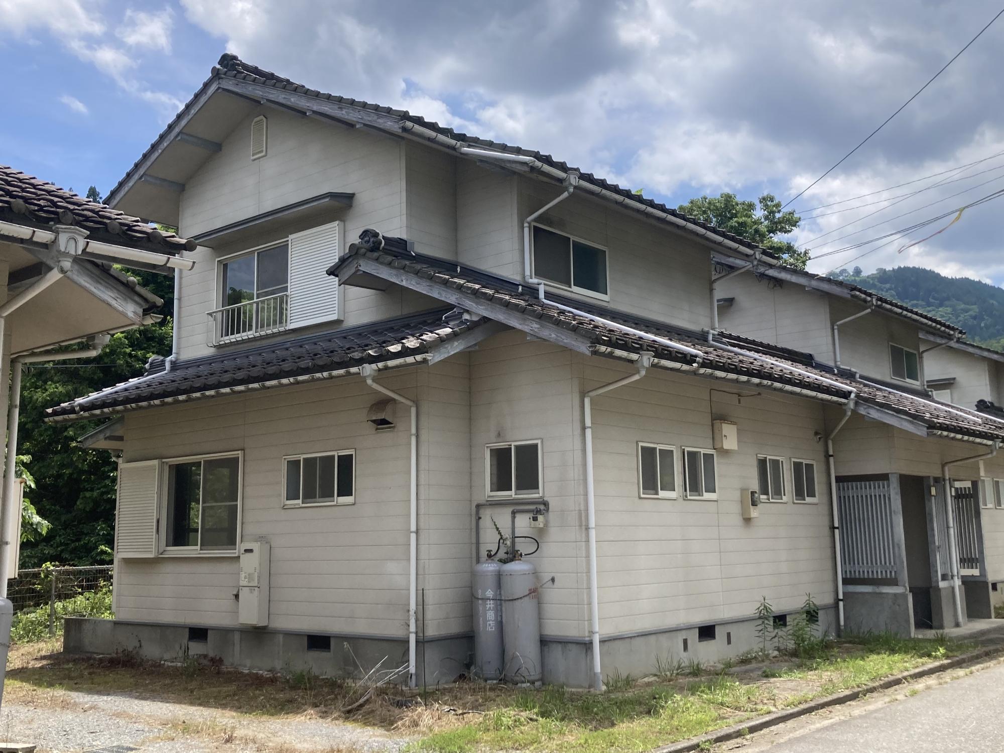 2階建ての戸建住宅が2件連なっている水間住宅3号外観写真