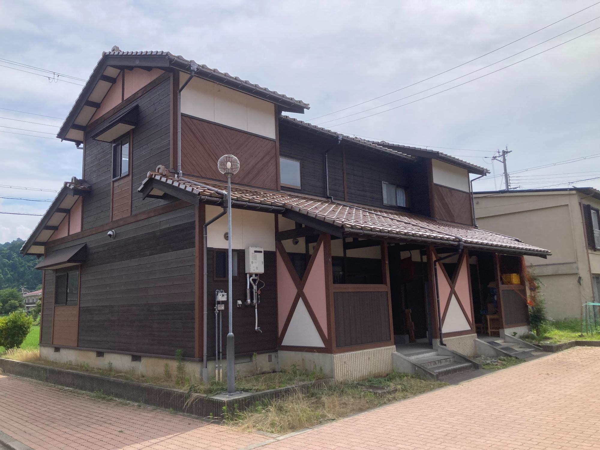 2階建ての戸建住宅が2件連なっている森住宅46号47号外観写真
