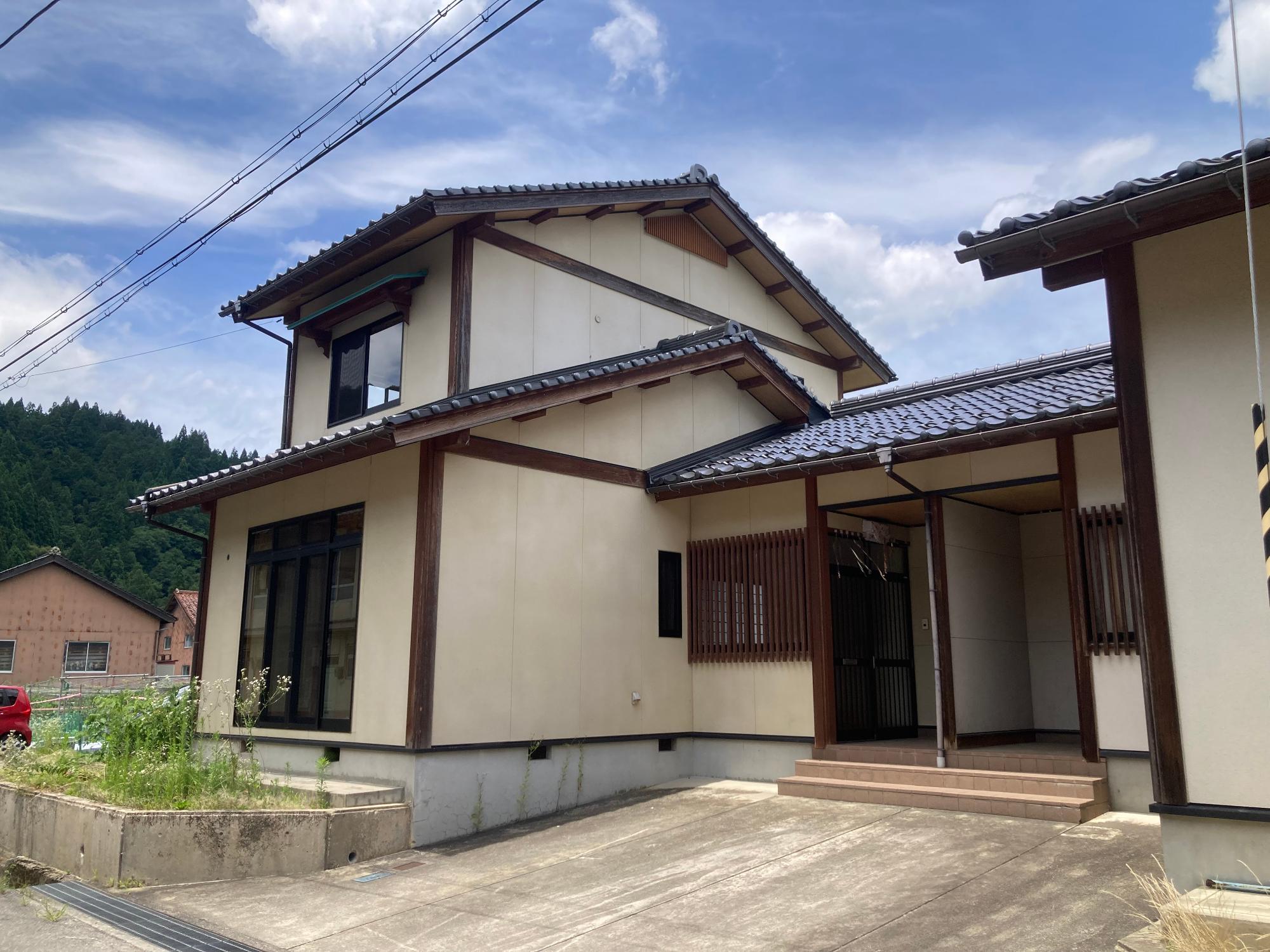 2階建ての戸建住宅が2件連なっている新町住宅10号外観写真