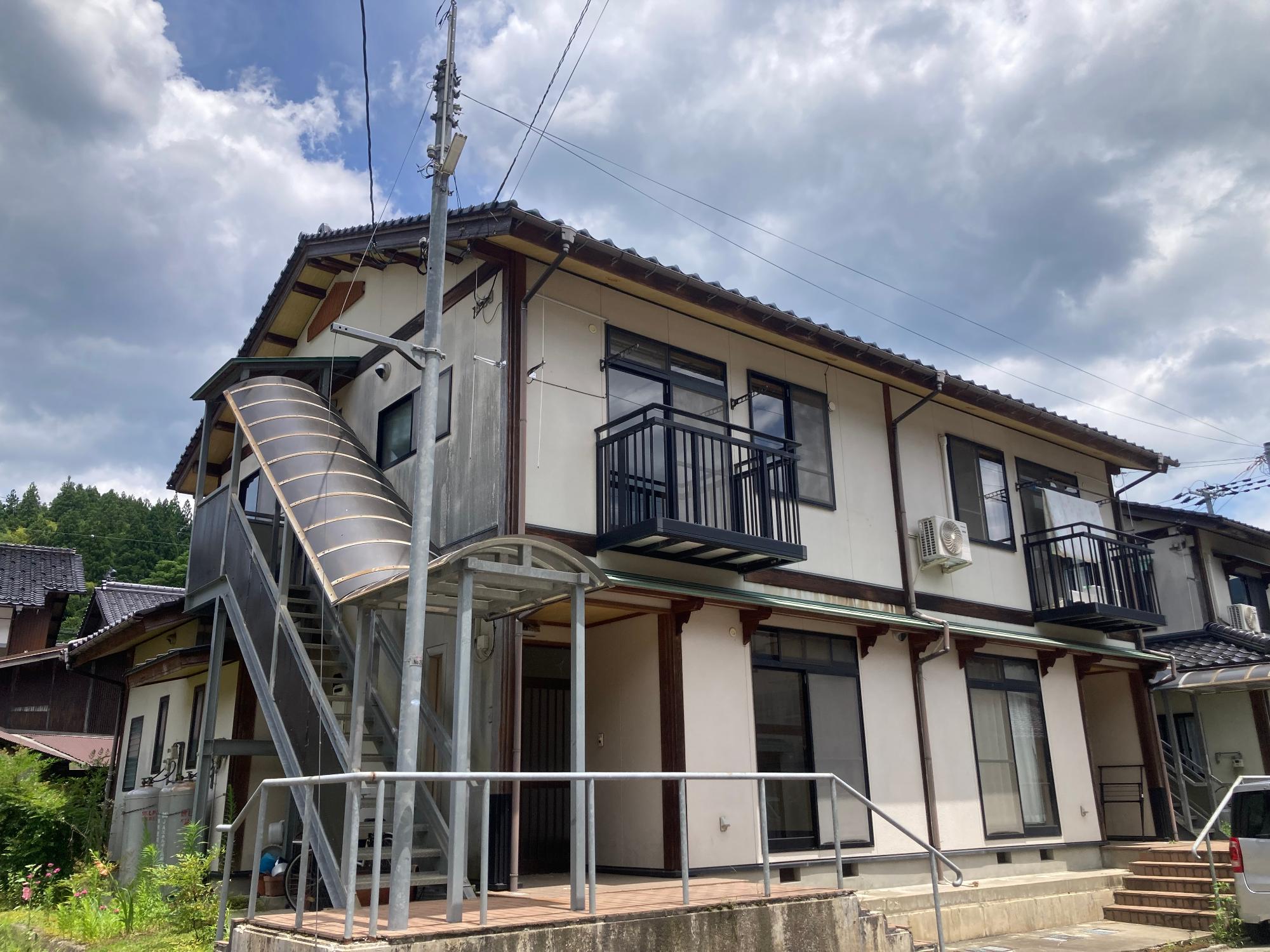 1階に2戸、2階に2戸部屋がある新町住宅の外観写真