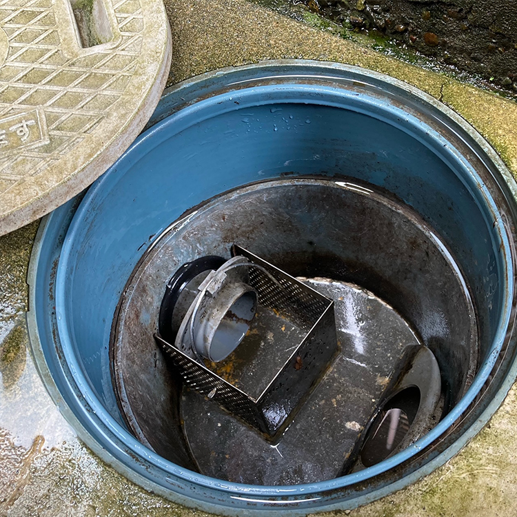 「クリーンます」のふたを開けて内部の装置や配管が見える状態の写真