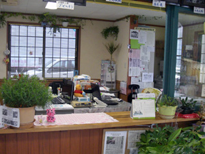 観光案内所のカウンター周辺の様子を写した写真