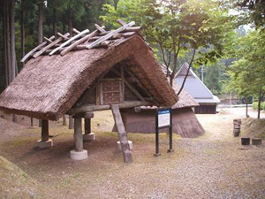 藁葺き屋根の小さな高床式倉庫の写真