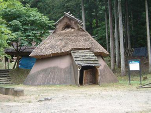 屋根と壁とひさしのある竪穴式住居の写真