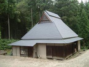 グレーの屋根の平屋の写真