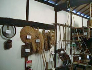 笠や藁蓑などが展示された室内の写真