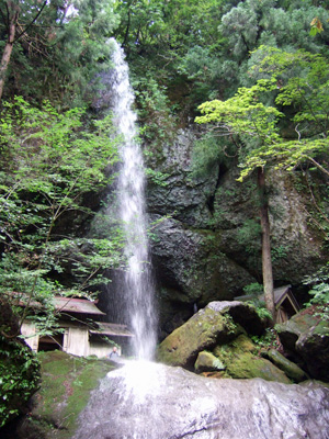 岩場の上から流れてくる滝の写真