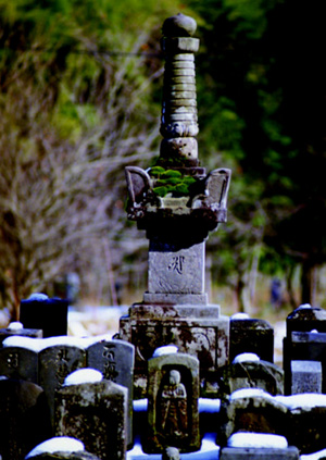 小さな石碑が並んでいるなかに建っている仏塔の写真