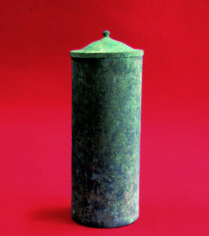 錆びた緑の蓋がついた筒の写真