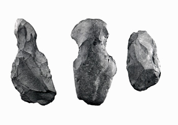 それぞれ異なった形をした3つの削られた石斧の写真
