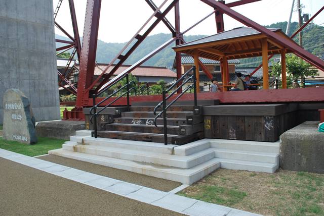 赤い鉄骨の中に建てられた東屋の写真