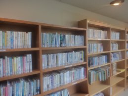 壁に接した本棚に本が収められている写真