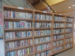 図書室の本棚にたくさんの本が収納されている写真