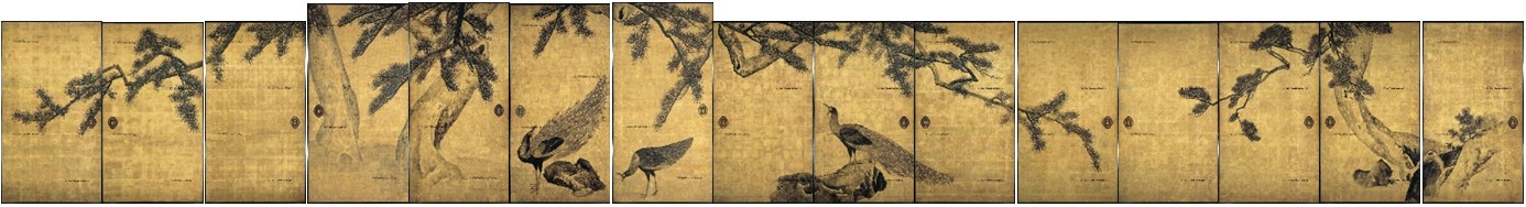 墨で木やクジャクが描かれた金色の襖の全体写真