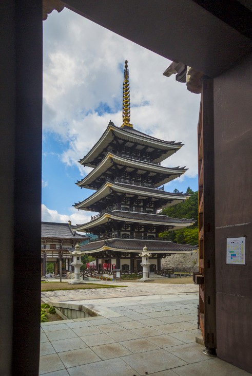 柱の間から見える五重塔の写真