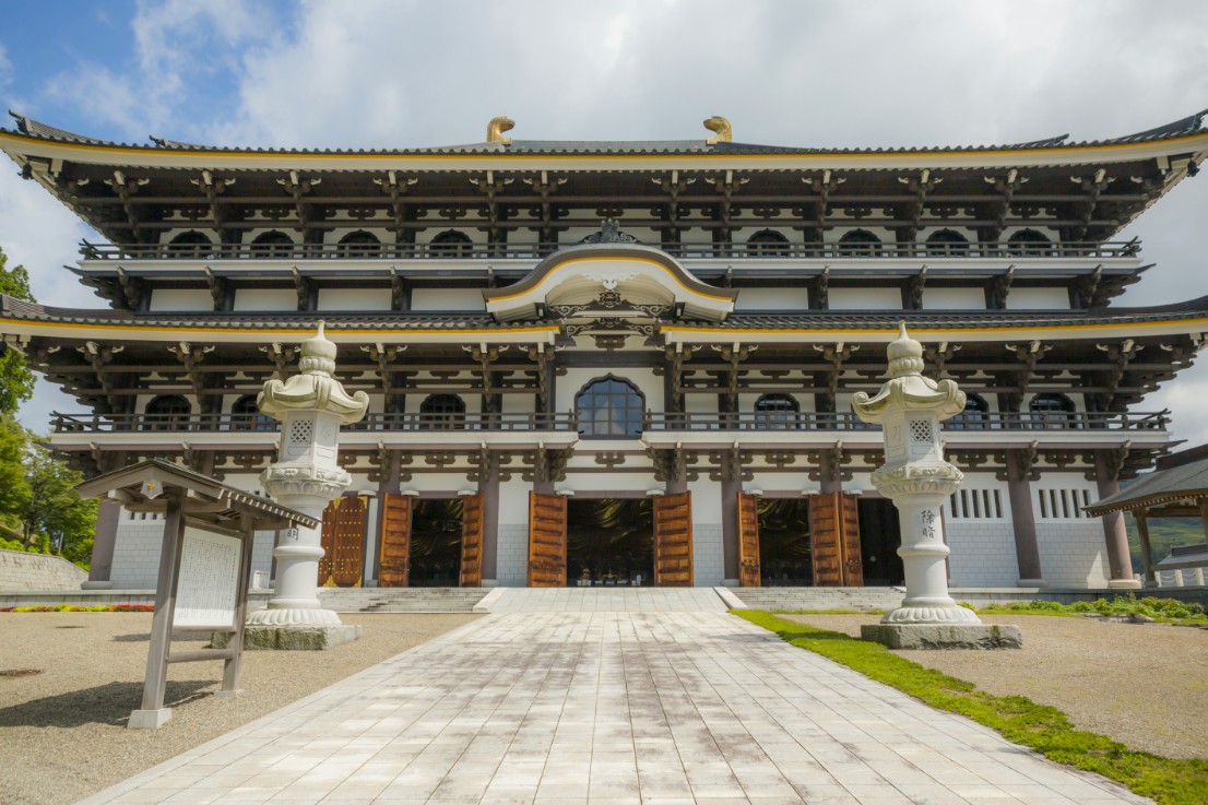 2階層になったお寺へ続く石畳の写真