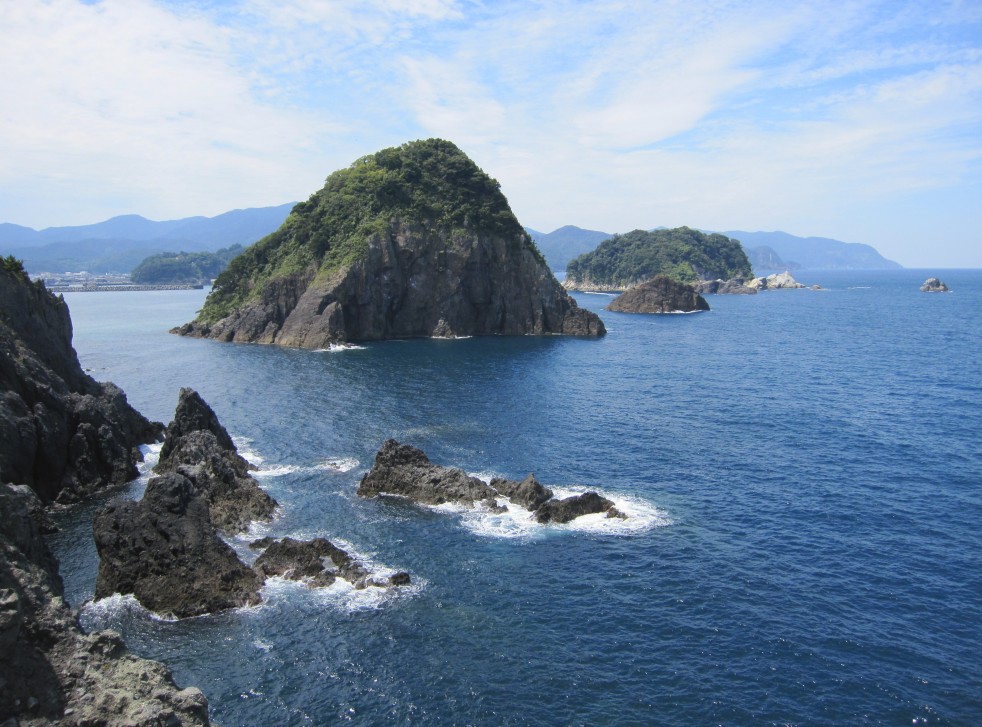 海に浮かぶ小さな島の写真