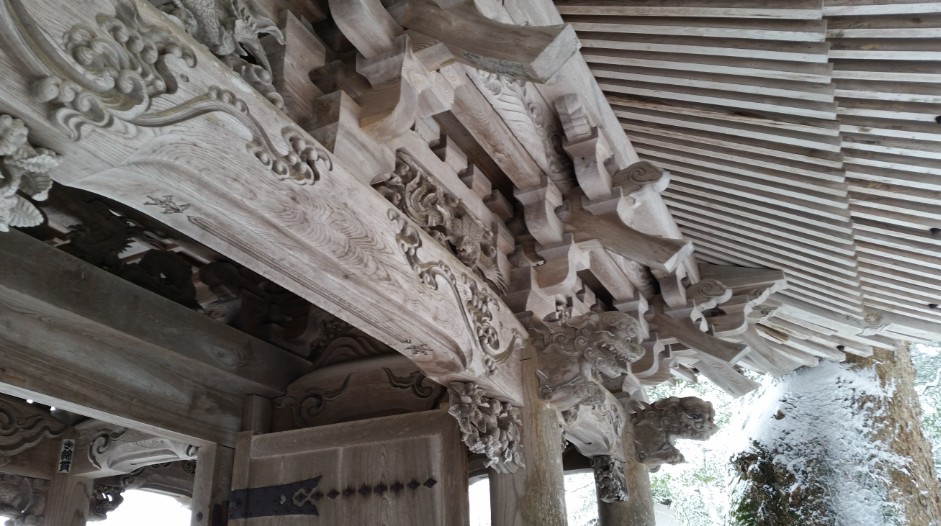 山門の屋根に飾られた彫刻の写真