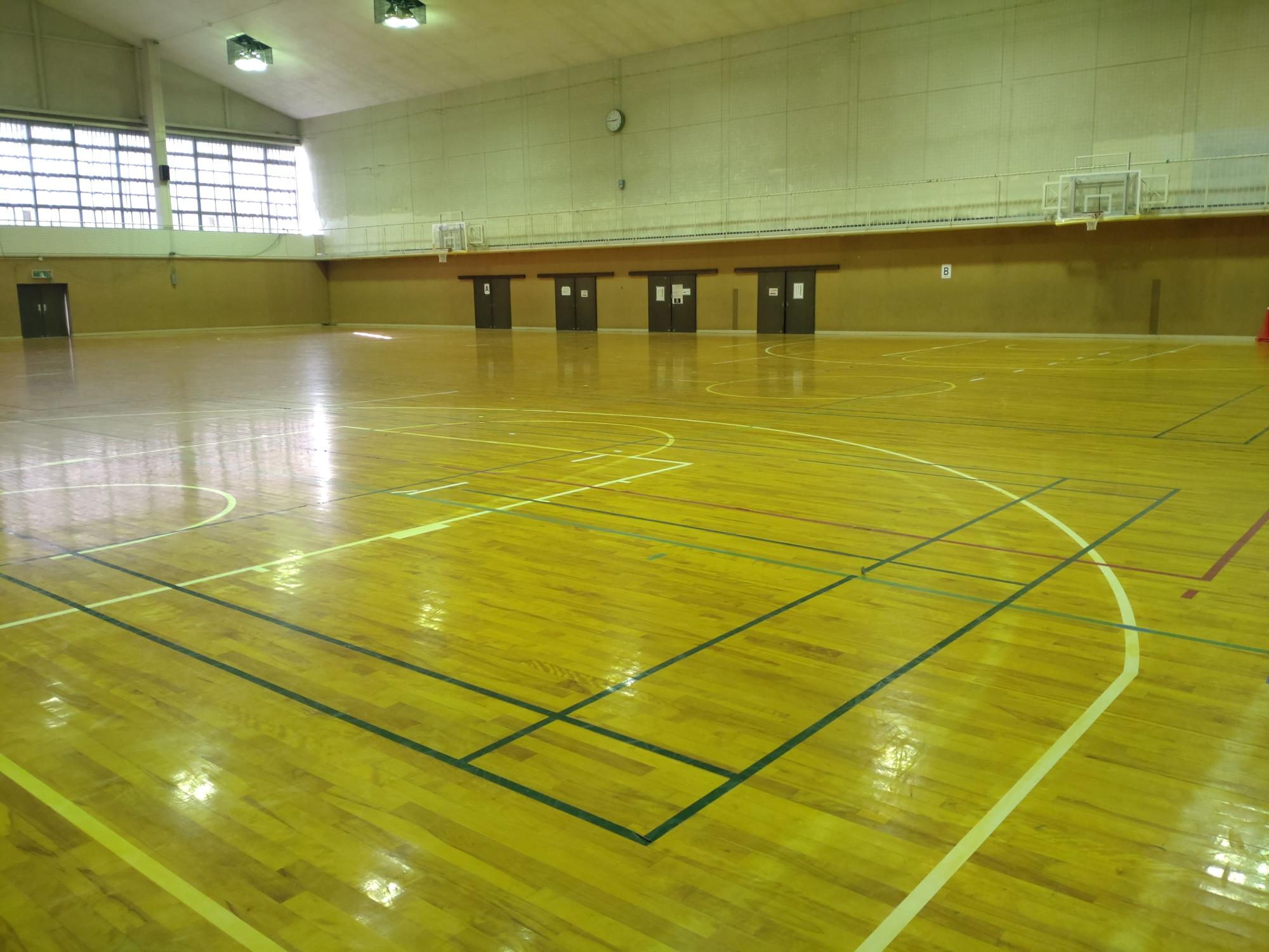 バスケッドゴールの見える1階アリーナの写真