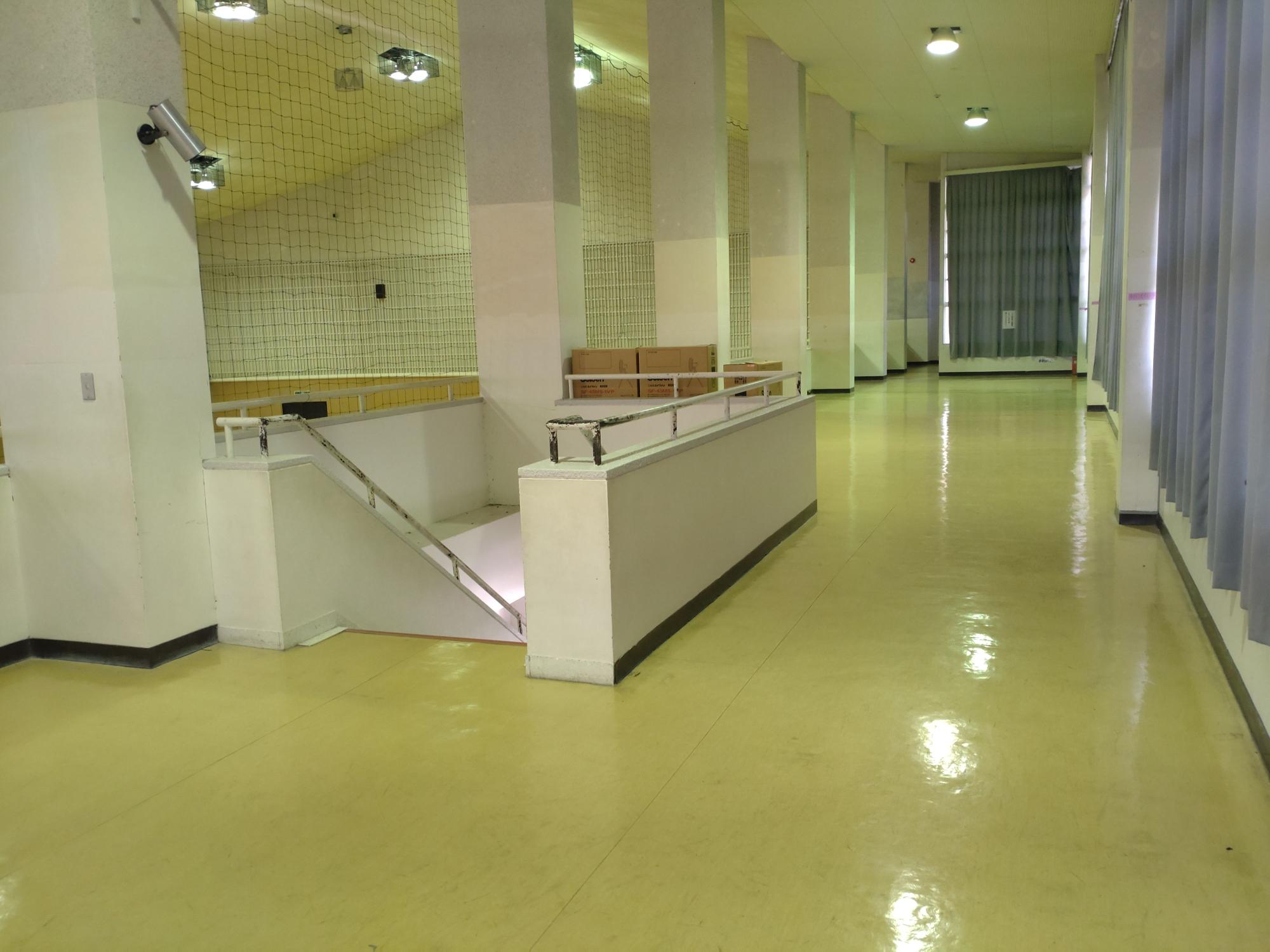 廊下のそばに手すり付きの階段がある写真