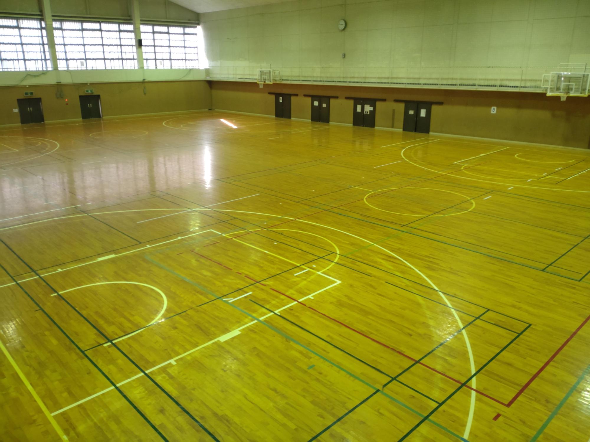 2階からコートを見下ろした写真