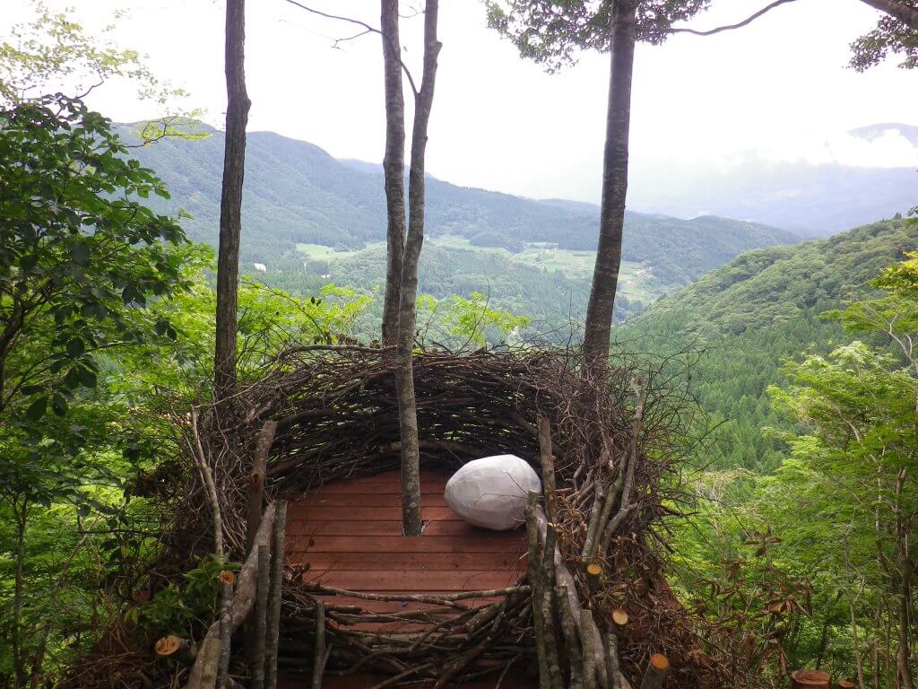 山中に設置された木製の足場の写真