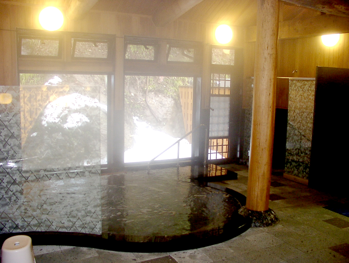 雪景色が見える温泉の写真