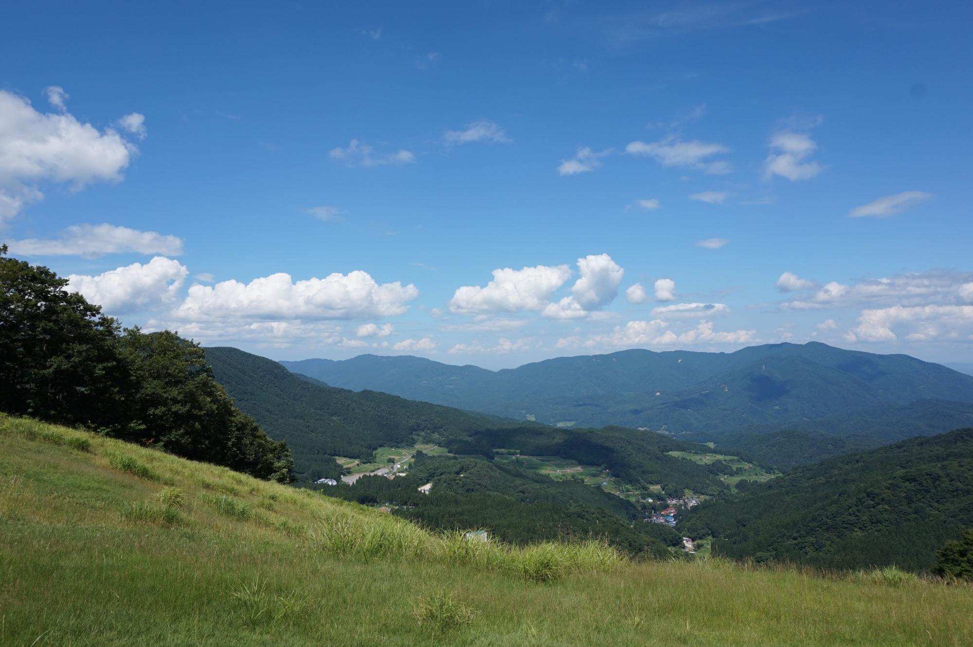 高原から山の麓を見下ろしている写真