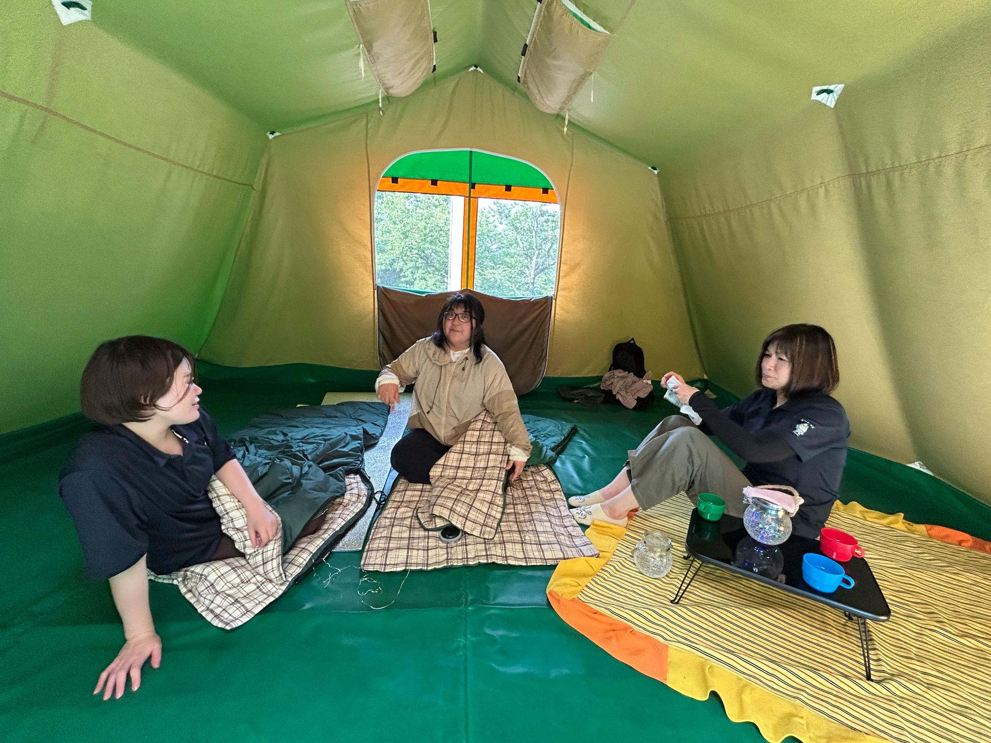 テントの中で談笑している人たちの写真