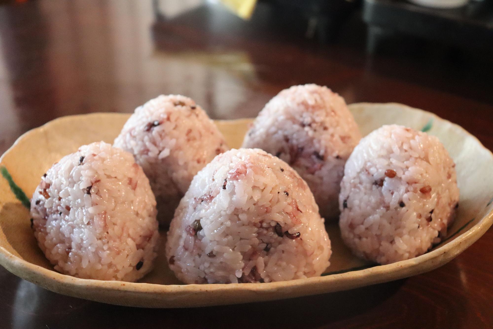 混ぜご飯で作った5つのおにぎりの写真