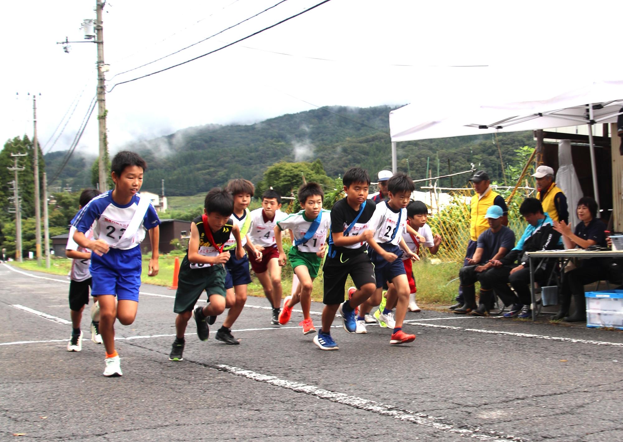 たすきをかけた子供達が走っている写真