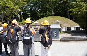 平和公園で学習する子どもたちの写真