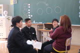 教室でゲストと向かい合って少人数対話をしている生徒たちの写真