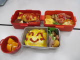 キャラクターオムライス入りの手作り弁当が並んでいる写真
