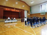 体育館で制服姿の生徒たちが整列して生徒総会に参加している様子の写真