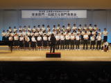 文化発表会のステージで全校合唱をしている生徒たちの写真