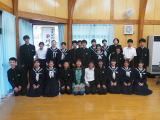 多目的室で講師を中央にして生徒たちが並んで撮った集合写真