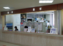 病院の会計と受付窓口で職員が対応している様子を写した写真