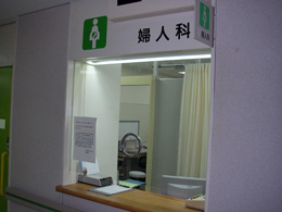 婦人科の受付窓口カウンターの写真