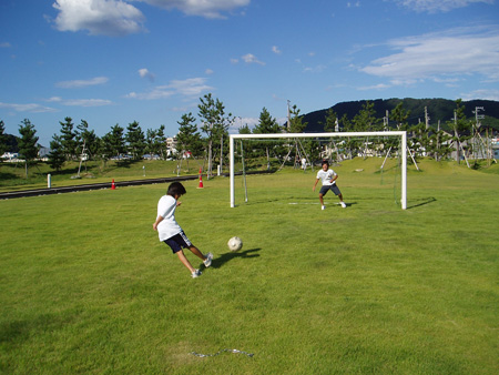 しおかぜ香苑でサッカーをしている児童たちの写真