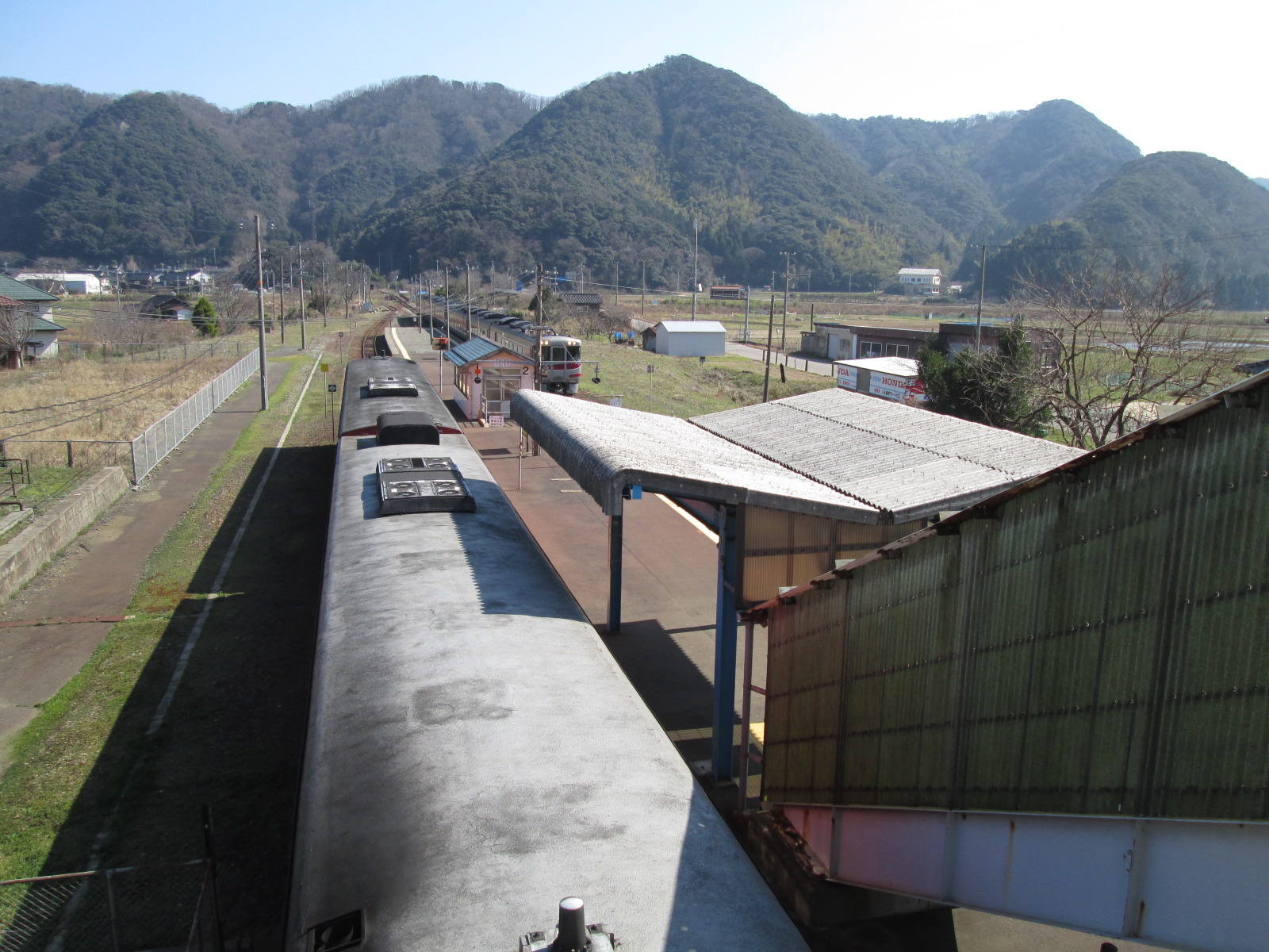 階段の上から撮った佐津駅にとまっている電車の写真
