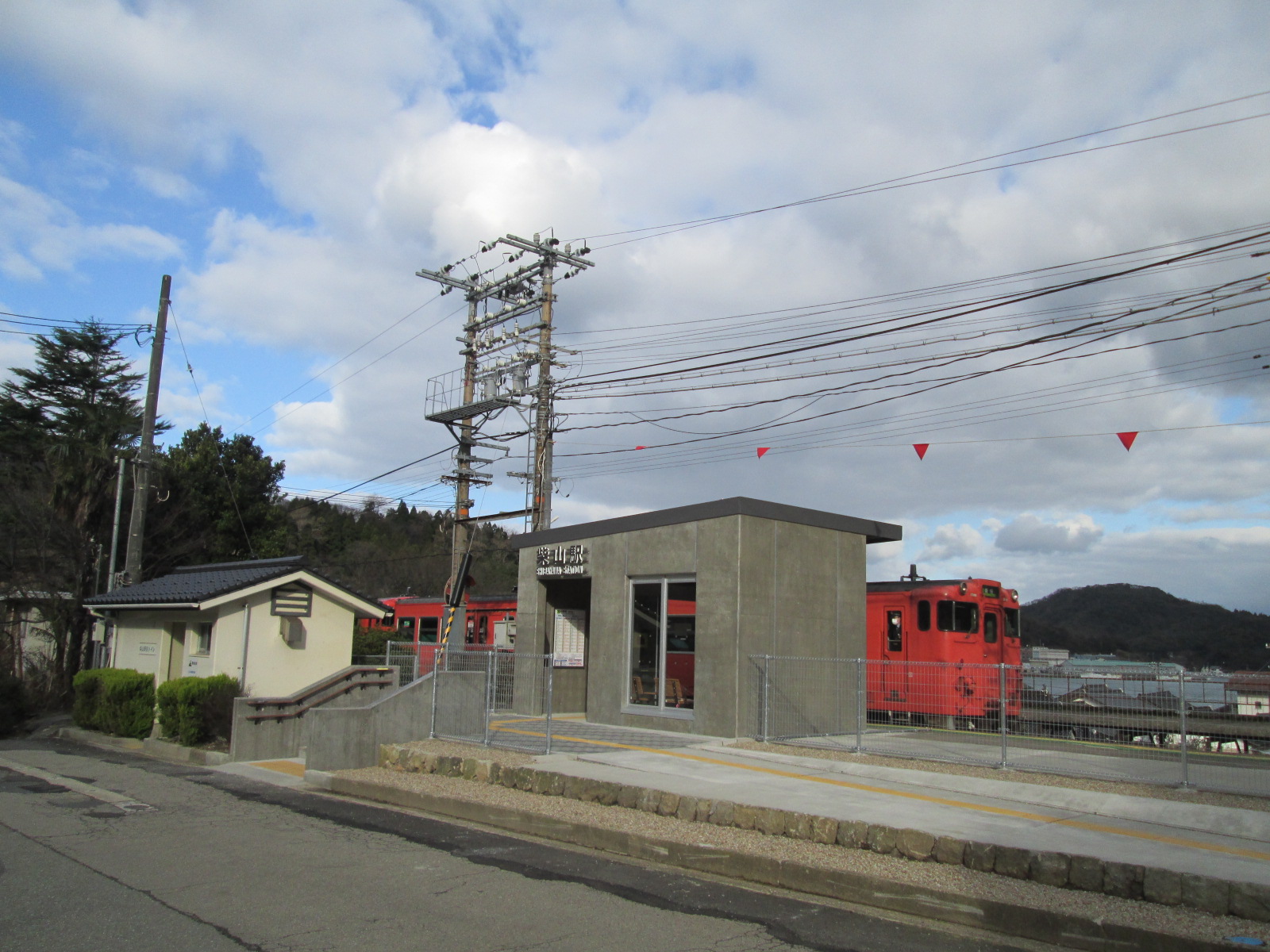 柴山駅の小さな駅舎の写真