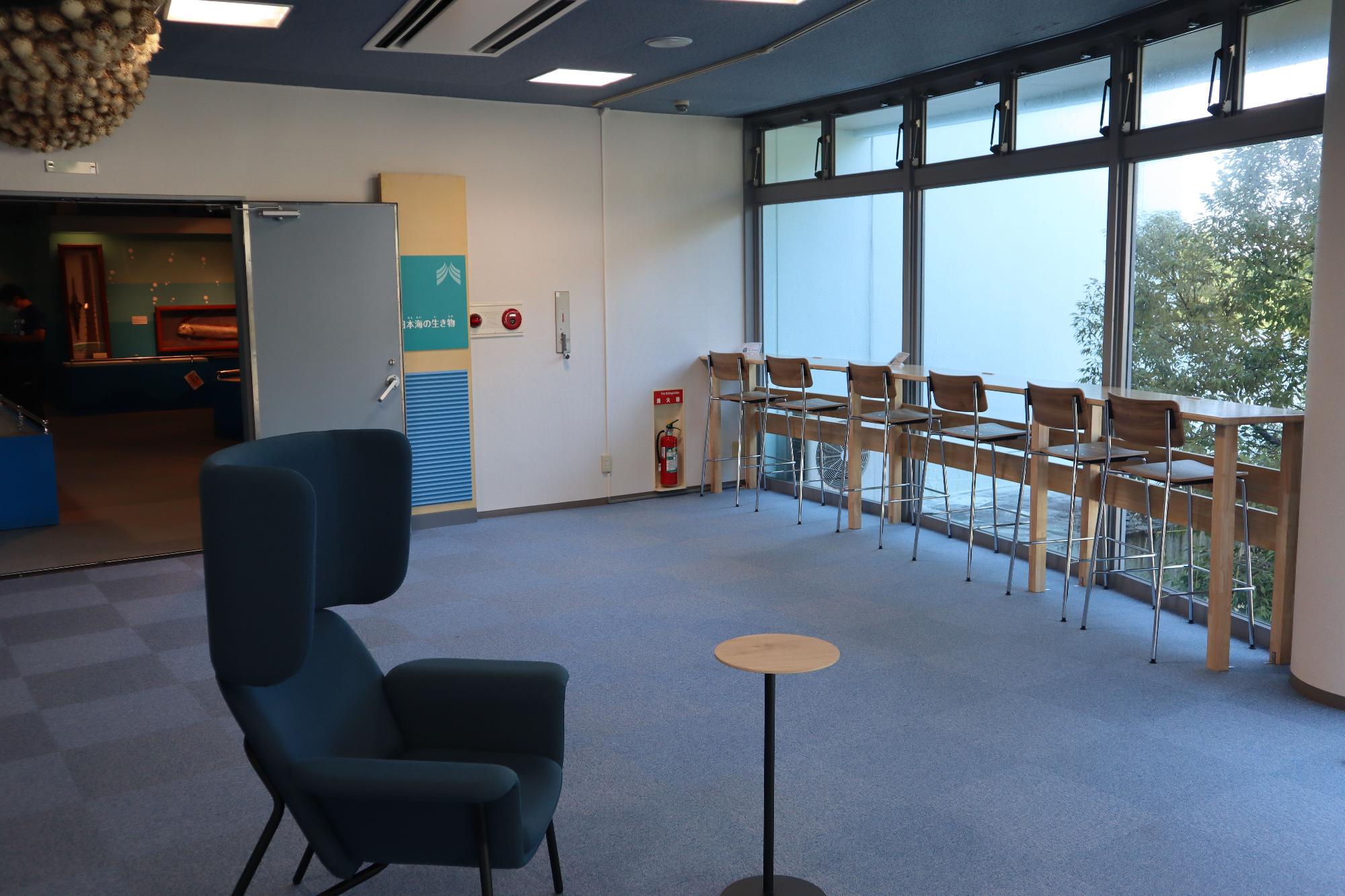 香美町立ジオパークと海の文化館内にあるカウンター席やハイバックチェアー席の写真