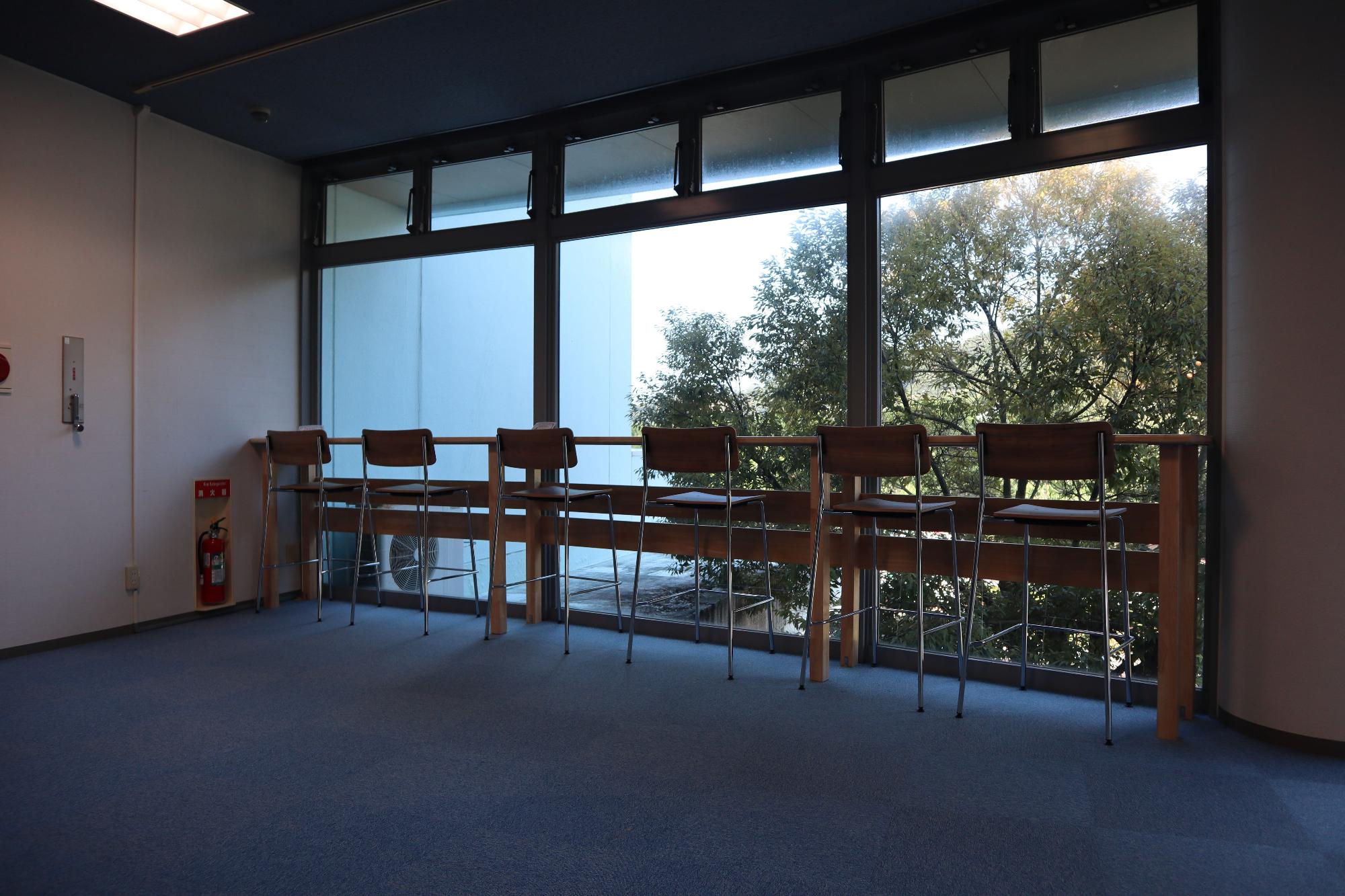 香美町立ジオパークと海の文化館内の窓側にある6席のカウンター席の写真