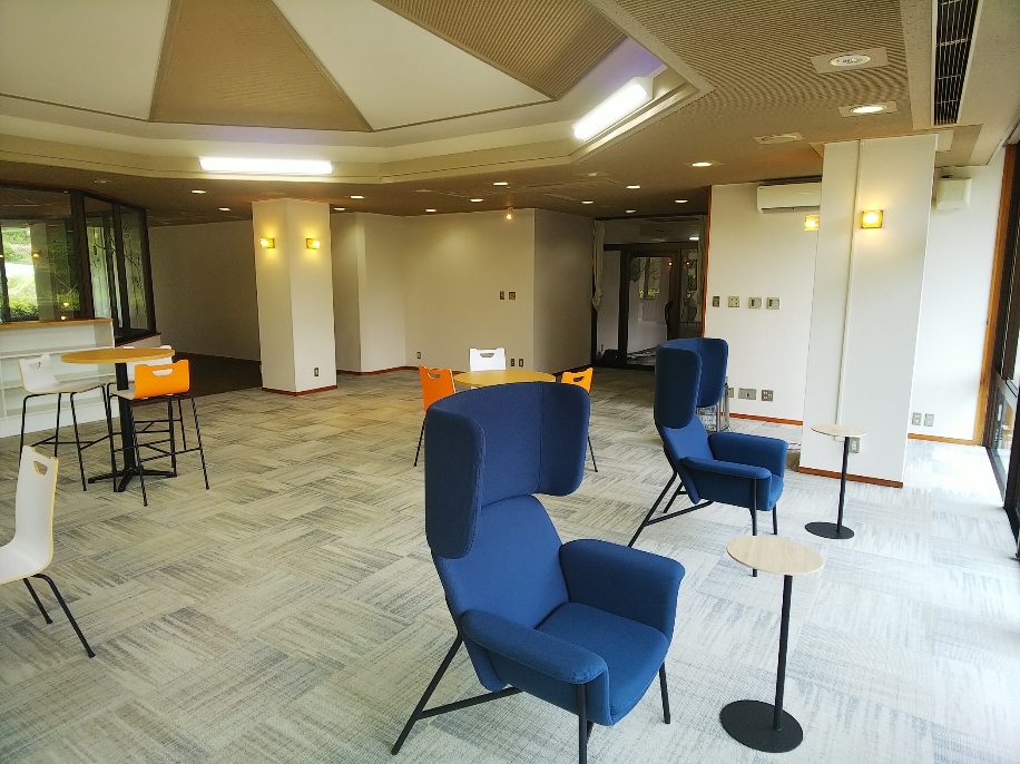 香美町立保養温泉館「おじろん」内に置いてあるテーブルやイスの写真